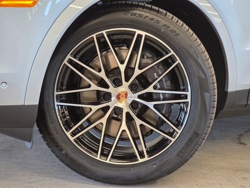 New 2026 Porsche Cayenne Base image 23