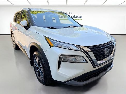 Used 2023 Nissan Rogue SV image 1