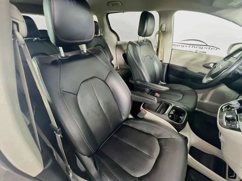 Used 2019 Chrysler Pacifica Touring-L FWD image 29