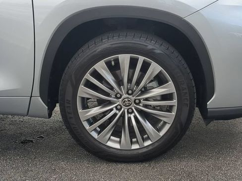 Used 2021 Toyota Highlander Platinum FWD image 11