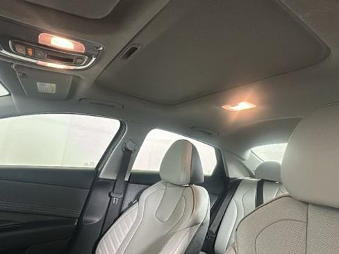 Certified 2023 Hyundai Elantra Limited FWD image 11