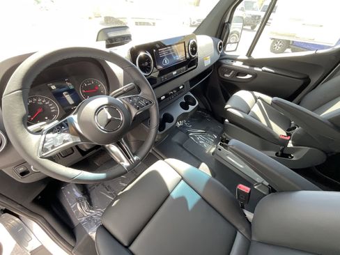 Used 2025 Mercedes-Benz Sprinter 2500 image 4