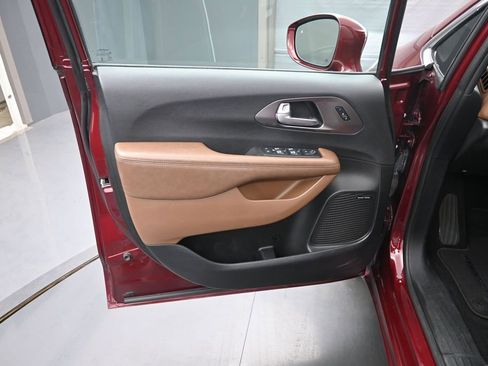 Used 2017 Chrysler Pacifica Limited FWD image 12