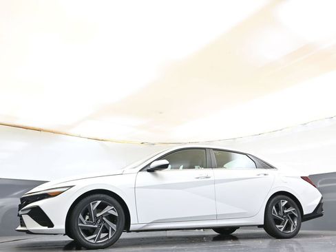 Used 2025 Hyundai Elantra SEL w/ Cargo Package image 39