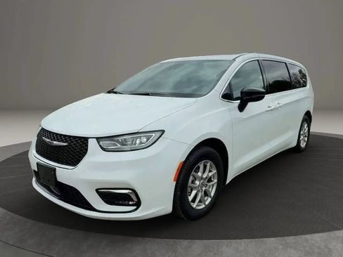 Used 2025 Chrysler Pacifica Select FWD image 4