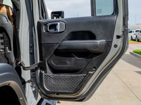 Used 2022 Jeep Wrangler Unlimited Rubicon w/ LED Lighting Group AWD/4WD image 39
