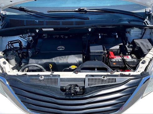 Used 2012 Toyota Sienna LE w/ Towing Pkg AWD/4WD image 10