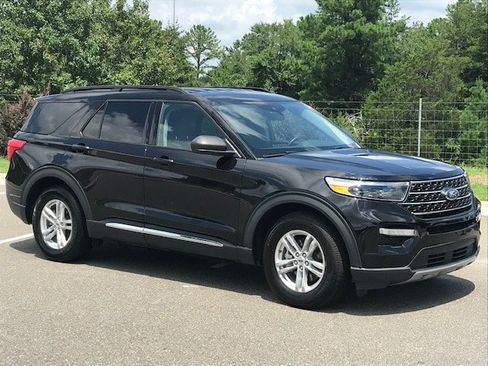 Used 2023 Ford Explorer XLT w/ Equipment Group 202A RWD image 2