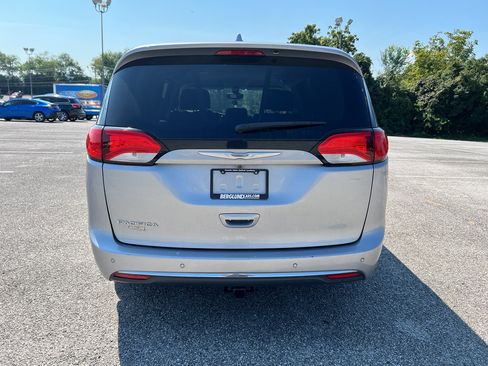 Used 2017 Chrysler Pacifica Touring-L FWD image 6