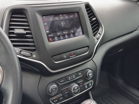 Used 2019 Jeep Cherokee Latitude Plus w/ Comfort/Convenience Group FWD image 22