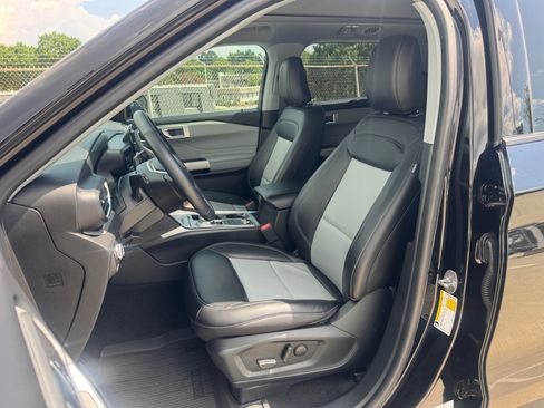 Used 2022 Ford Explorer XLT w/ Equipment Group 202A AWD/4WD image 34