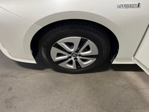 Used 2016 Toyota Prius Four w/ Advanced Technology Package FWD image 29