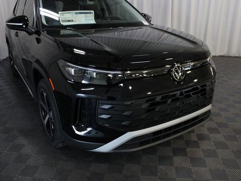 New 2025 Volkswagen Tiguan SE image 28