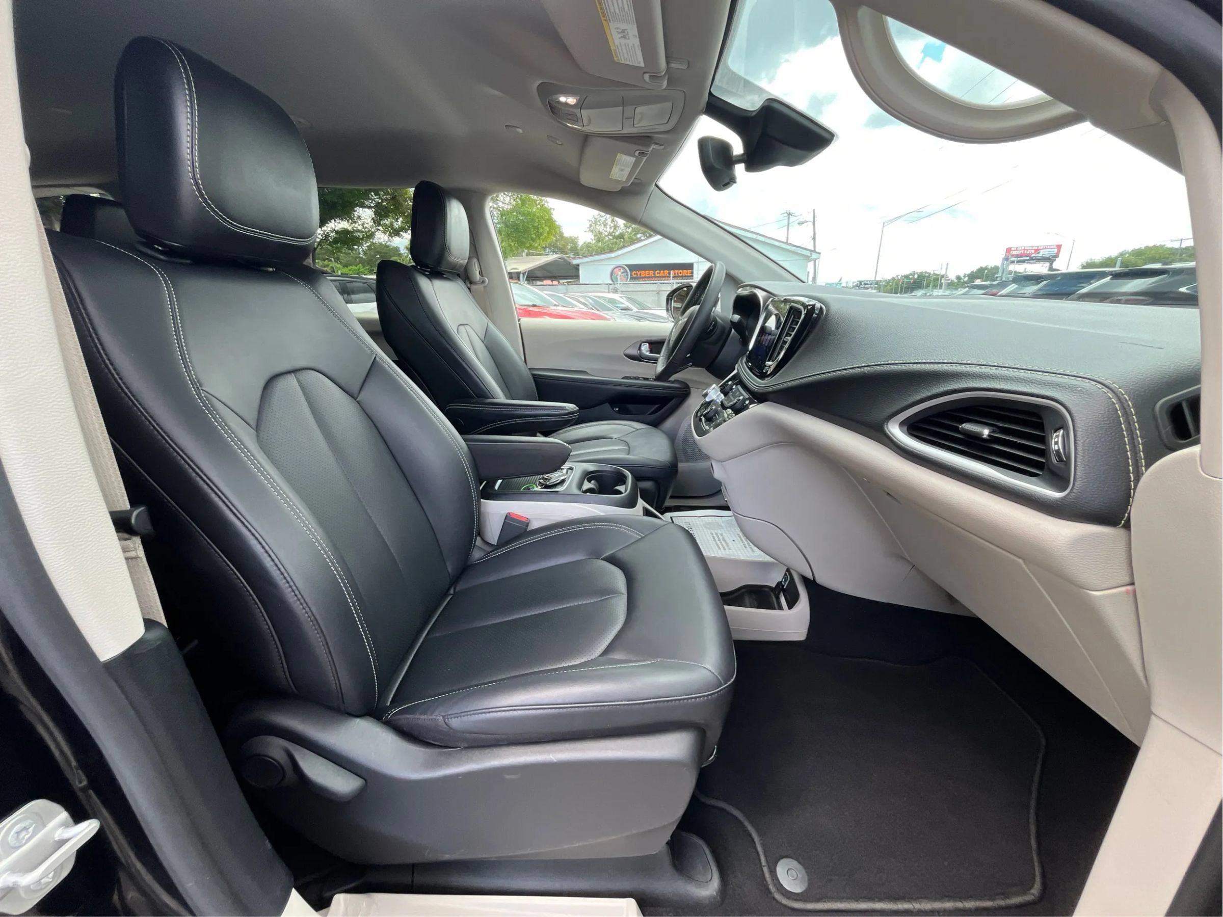 Used 2024 Chrysler Pacifica Limited FWD image 21