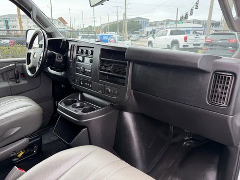 Used 2018 Chevrolet Express 2500 w/ Enhanced Convenience Package image 17
