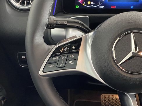 Used 2025 Mercedes-Benz GLB 250 4MATIC image 17