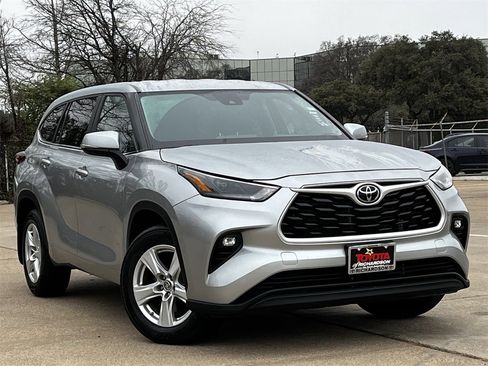 Used 2024 Toyota Highlander LE image 2