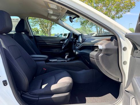 Used 2024 Nissan Altima 2.5 SV FWD image 13