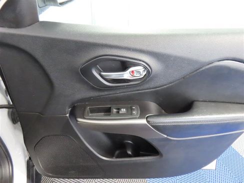 Used 2020 Jeep Cherokee Limited image 34