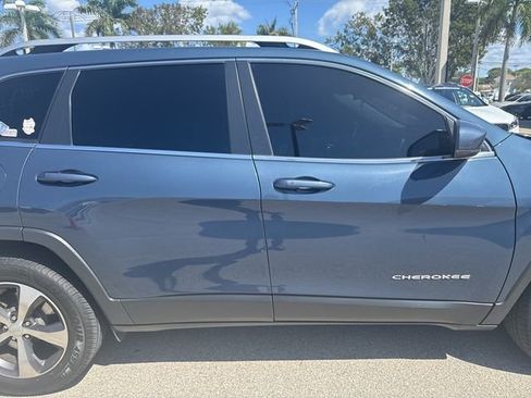 Used 2021 Jeep Cherokee Limited image 5