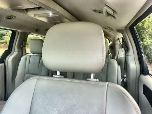 Used 2015 Chrysler Town & Country LX FWD image 25