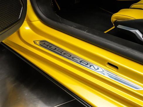 Used 2020 Lamborghini Huracan EVO image 32