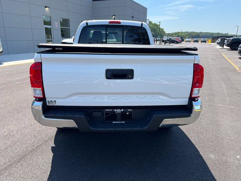 Used 2016 Toyota Tacoma SR5 RWD image 4