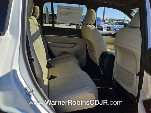 New 2025 Jeep Grand Cherokee Limited image 17