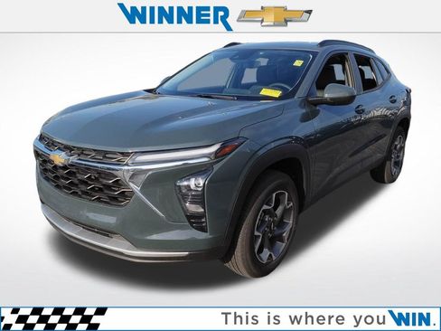 Certified 2025 Chevrolet Trax LT w/ Driver Confidence Package FWD image 1
