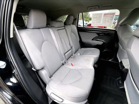 Used 2022 Toyota Highlander LE image 25