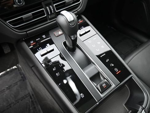 Certified 2025 Porsche Macan AWD/4WD image 22
