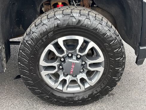 Used 2022 GMC Sierra 2500 AT4 w/ AT4 Preferred Package AWD/4WD image 9