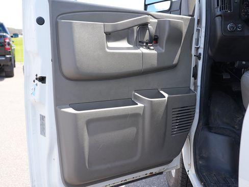 Used 2018 Chevrolet Express 2500 RWD image 18