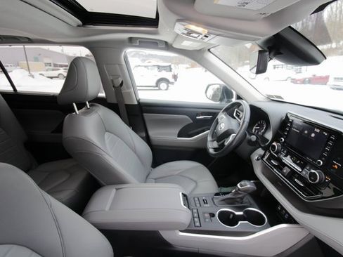 Used 2022 Toyota Highlander XLE image 31