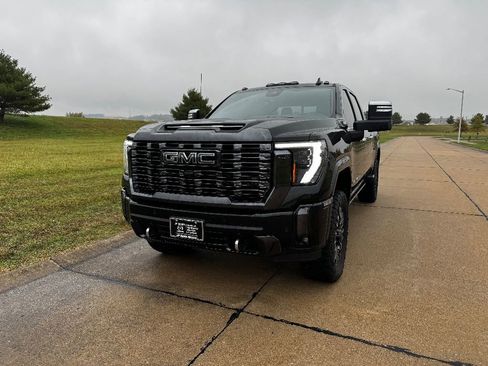 Used 2024 GMC Sierra 2500 Denali Ultimate w/ Max Trailering Package image 2