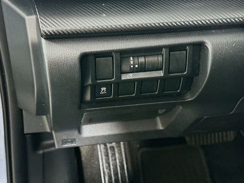 Used 2019 Subaru Crosstrek 2.0i w/ Eyesight System image 16