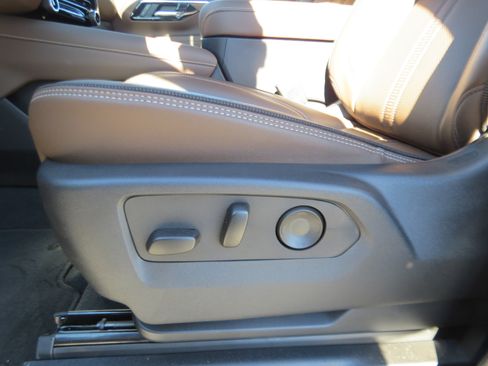 Used 2025 Chevrolet Suburban High Country AWD/4WD image 19