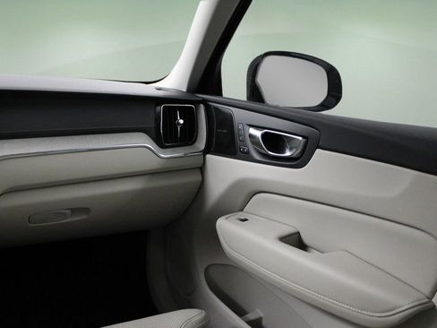 Certified 2023 Volvo XC60 B5 Ultimate w/ Climate Package image 27