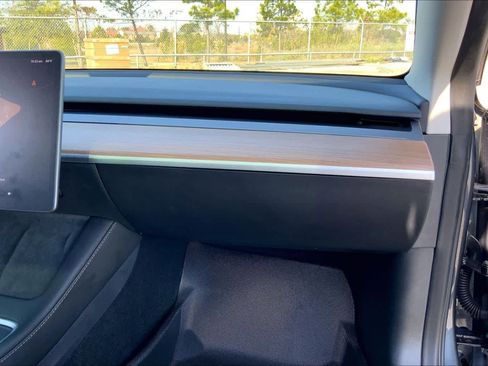 Used 2023 Tesla Model 3 Standard Range image 17