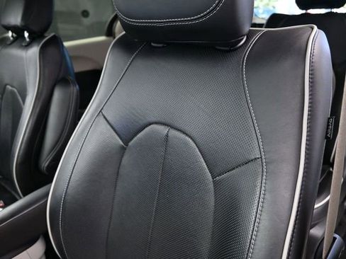 Used 2023 Chrysler Pacifica Limited image 21