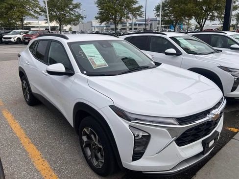 Used 2025 Chevrolet Trax LT FWD image 1