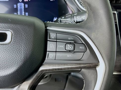 Used 2023 Jeep Grand Cherokee Limited AWD/4WD image 17