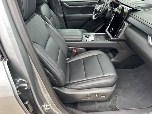 Certified 2026 GMC Acadia Elevation w/ Elevation Premium Package FWD image 23