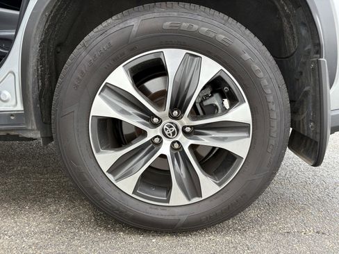 Used 2021 Toyota Highlander XLE AWD/4WD image 24