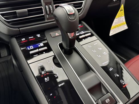 Certified 2025 Porsche Macan image 22