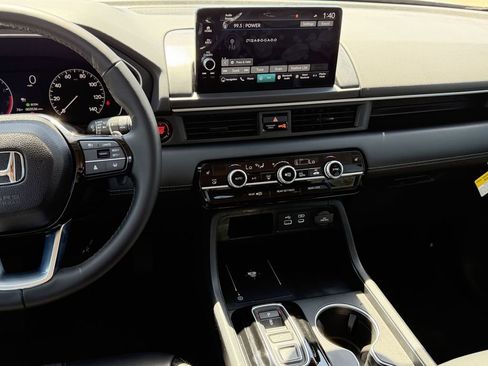 Used 2025 Honda Pilot Touring image 17