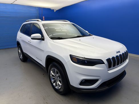 Used 2021 Jeep Cherokee Latitude Plus w/ Sun & Sound Group AWD/4WD image 2