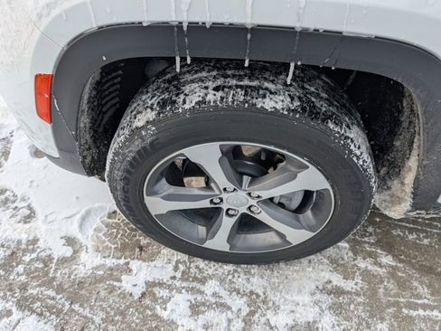 Used 2022 Jeep Grand Cherokee Limited 4xe image 9