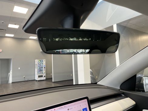 Used 2022 Tesla Model Y Long Range AWD/4WD image 33