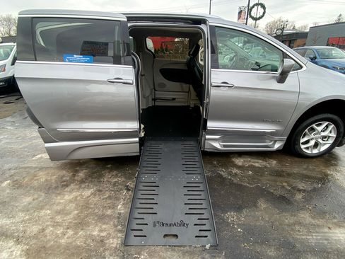 Used 2018 Chrysler Pacifica Touring-L w/ Tire & Wheel Group image 6